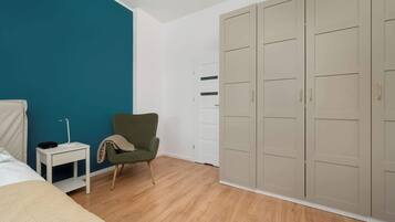 1 dormitorio, escritorio, tabla de planchar con plancha y cuna de viaje