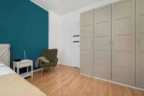 1 dormitorio, escritorio, tabla de planchar con plancha y cuna de viaje