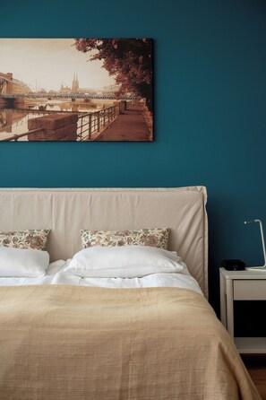 1 habitación, escritorio, tabla de planchar con plancha y cuna de viaje 