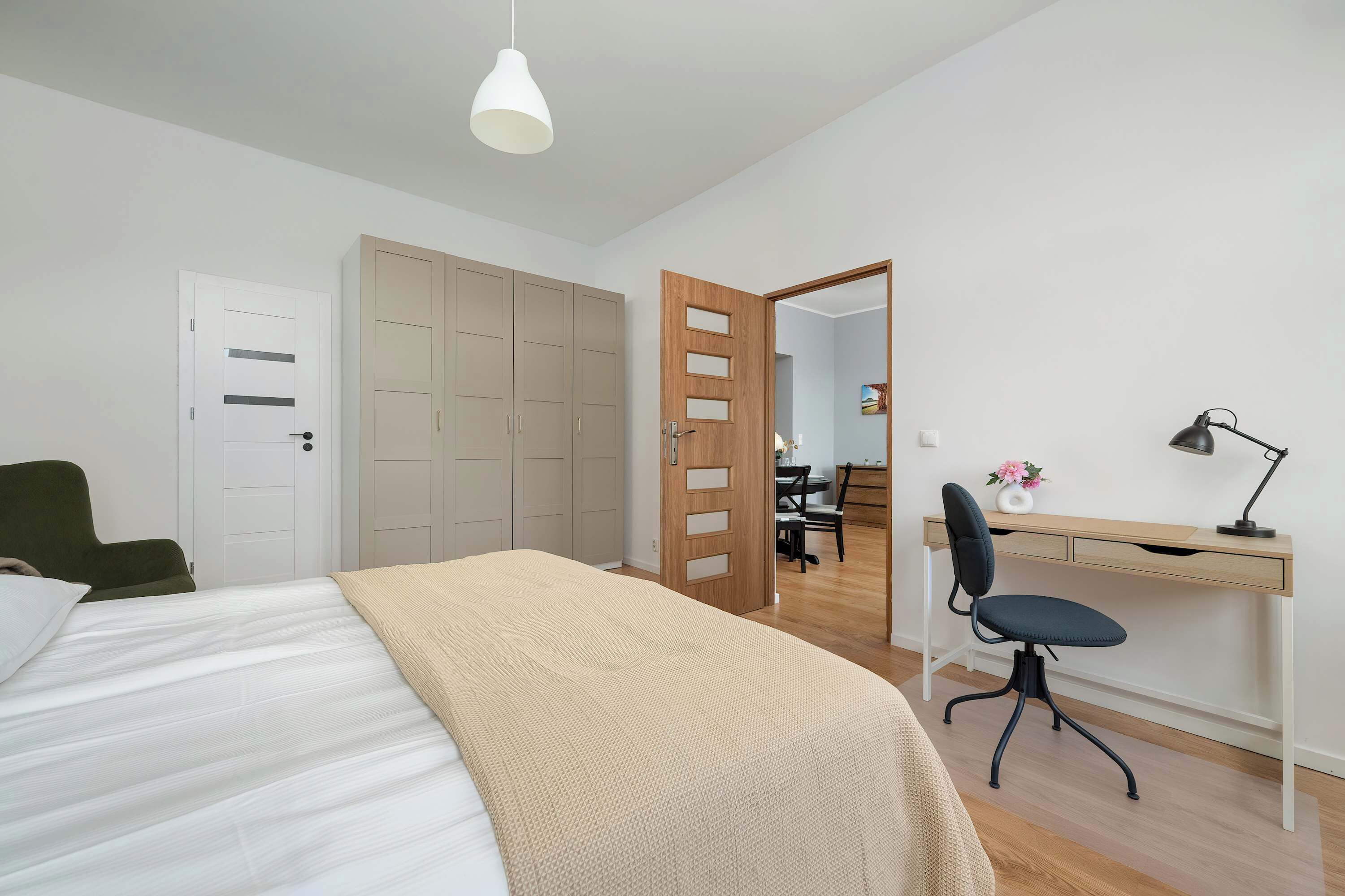 1 habitación, escritorio, tabla de planchar con plancha y cuna de viaje 