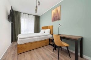 Schreibtisch, Bügeleisen/Bügelbrett, Reisekinderbett, WLAN