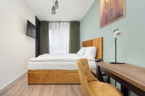 2 Schlafzimmer, Schreibtisch, Bügeleisen/Bügelbrett, Reisekinderbett