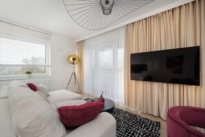 TV, offices - Browary Wrocławskie 244 | Large Apartment | Desk (Wrocław)