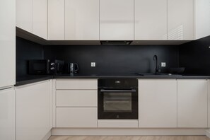 Jääkaappi, mikroaaltouuni, uuni, liesi