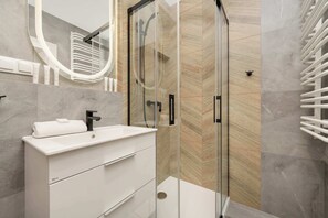Shower, hair dryer, towels, shampoo - Spacious Apartment with Balcony | River View (Wrocław)