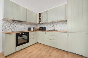 Oven, dishwasher, cookware/dishes/utensils