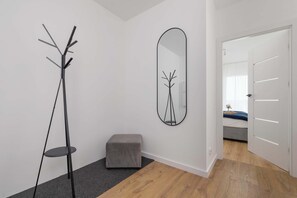 1 dormitori, planxa i posts de planxar, un bressol de viatge i wifi