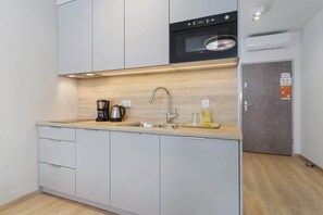 Frigorifero, microonde, piano cottura, macchina per tè/caffè