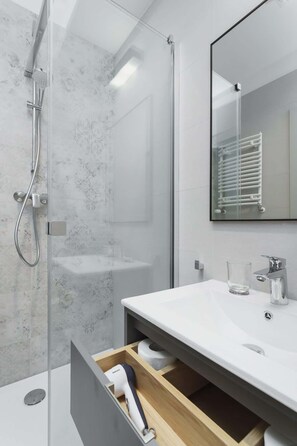 Douche, sèche-cheveux, serviettes fournies, shampoing