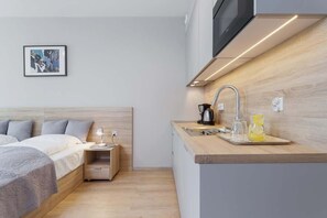 Iron/ironing board, WiFi, bed sheets