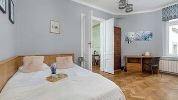 2 slaapkamers, een bureau, een strijkplank/strijkijzer, reisbedje