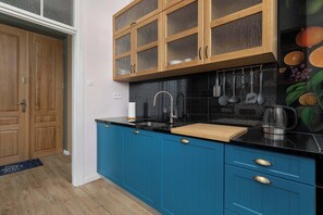 Jääkaappi, uuni, liesi, astianpesukone