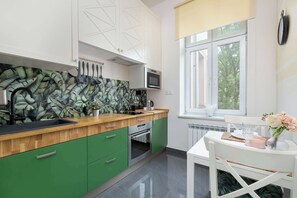 Fridge, microwave, oven, stovetop