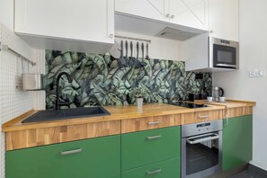 Fridge, microwave, oven, stovetop