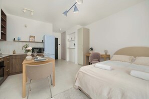 مكتب ومكواة/لوح كي وواي فاي وملاءات أسرّة