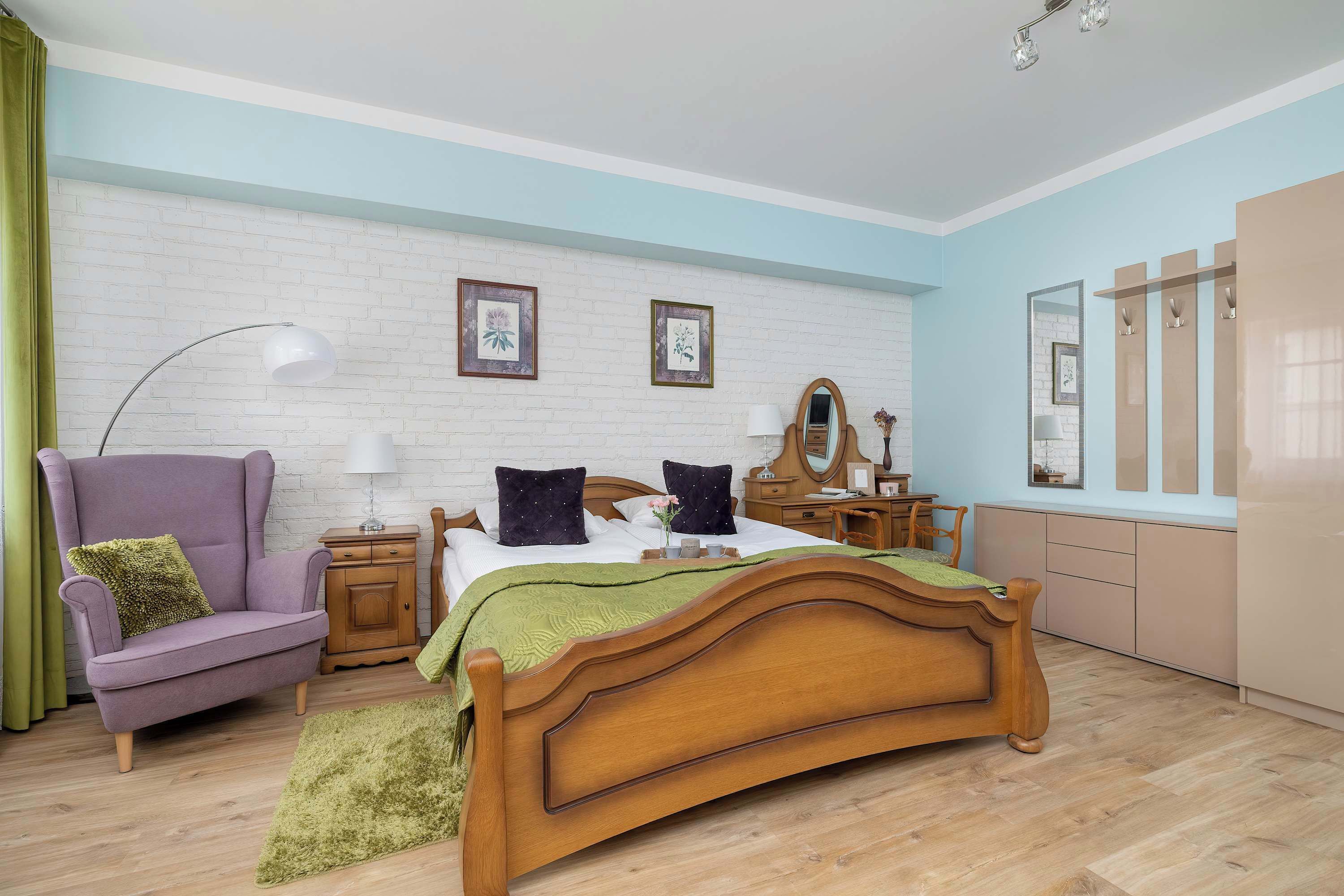 Schreibtisch, Bügeleisen/Bügelbrett, Reisekinderbett, WLAN