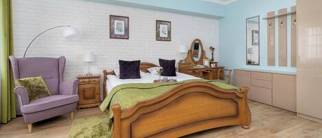 Schreibtisch, Bügeleisen/Bügelbrett, Reisekinderbett, WLAN