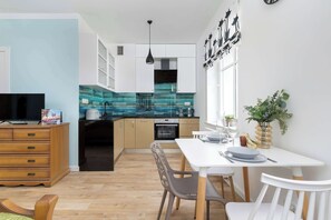 Fridge, oven, stovetop, dishwasher