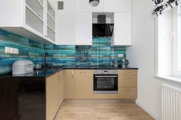 Fridge, oven, stovetop, dishwasher