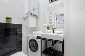 淋浴设施、吹风机、毛巾