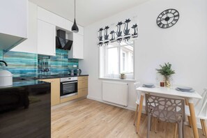 Fridge, oven, stovetop, dishwasher