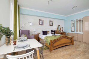 办公桌、熨斗/熨衣板、旅行婴儿床、WiFi