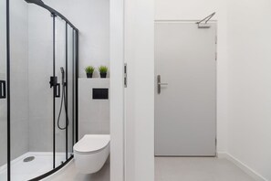 Douche, séchoir à cheveux, serviettes fournies