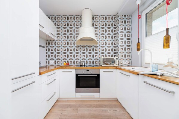 Fridge, microwave, oven, stovetop