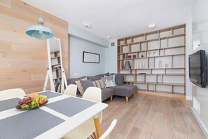 TV - Starowiślna 56 Kraków | Comfortable Apartment in Historic Kazimierz | Balconies (Kraków)