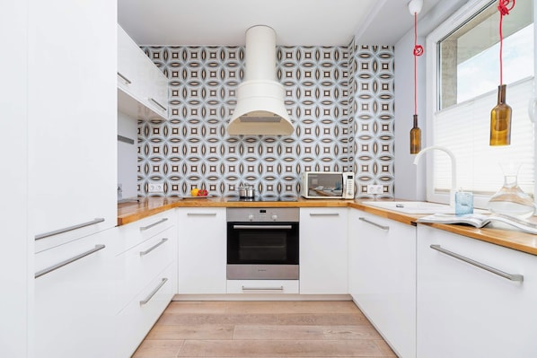 Fridge, microwave, oven, stovetop