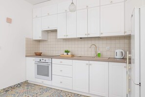 Fridge, microwave, oven, stovetop - Strycharska 10 Cracow | Bright Apartment | 4 Guests (Kraków)