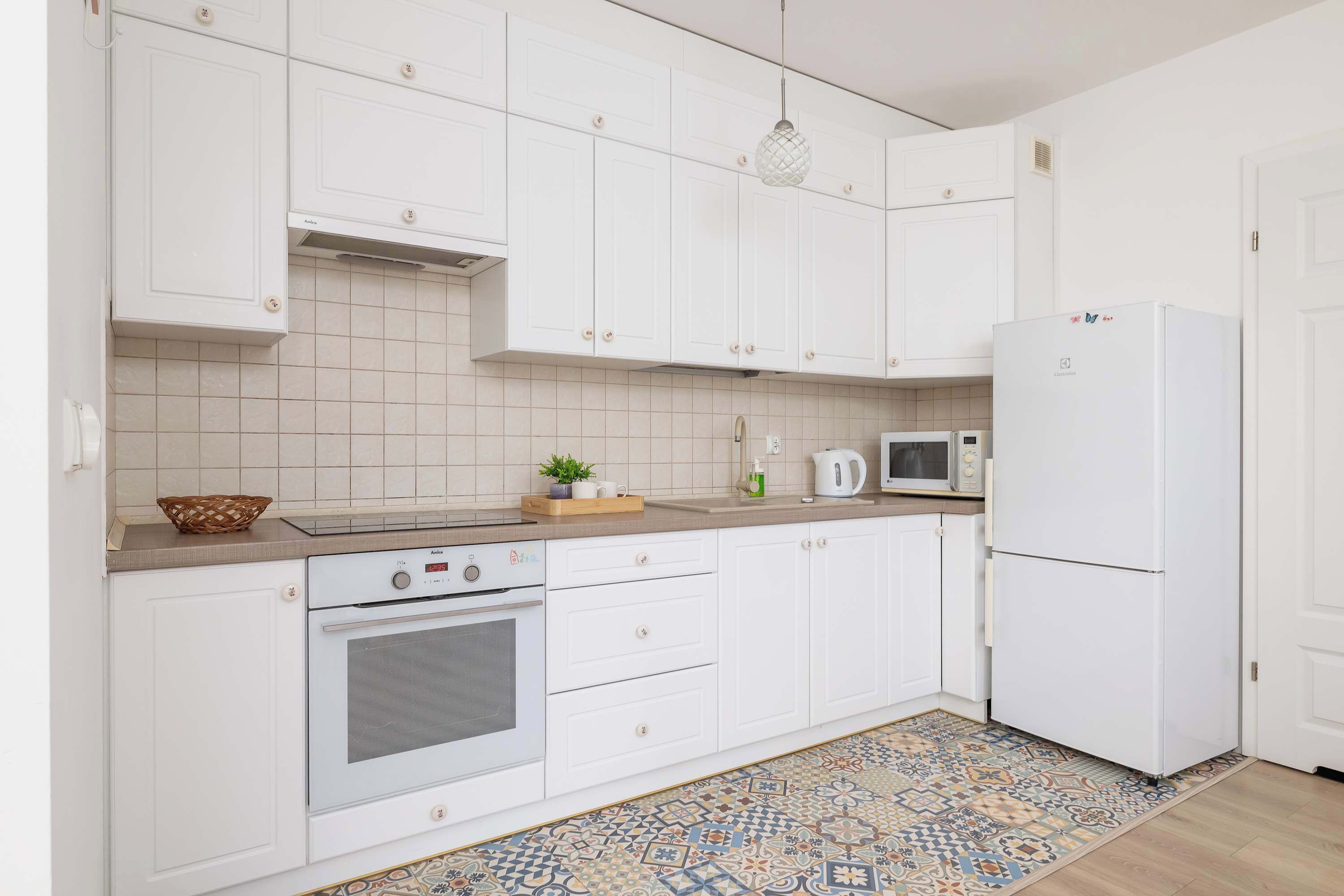 Kjøleskap, mikrobølgeovn, ovn og kokeplater