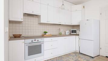 Kjøleskap, mikrobølgeovn, ovn og kokeplater