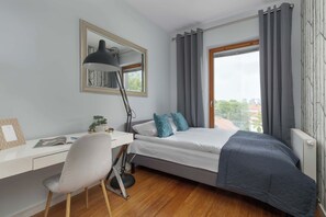 2 chambres, bureau, fer et planche à repasser, lit parapluie