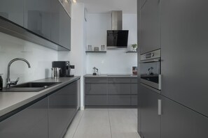 Een koelkast, een microgolfoven, een oven, een kookplaat