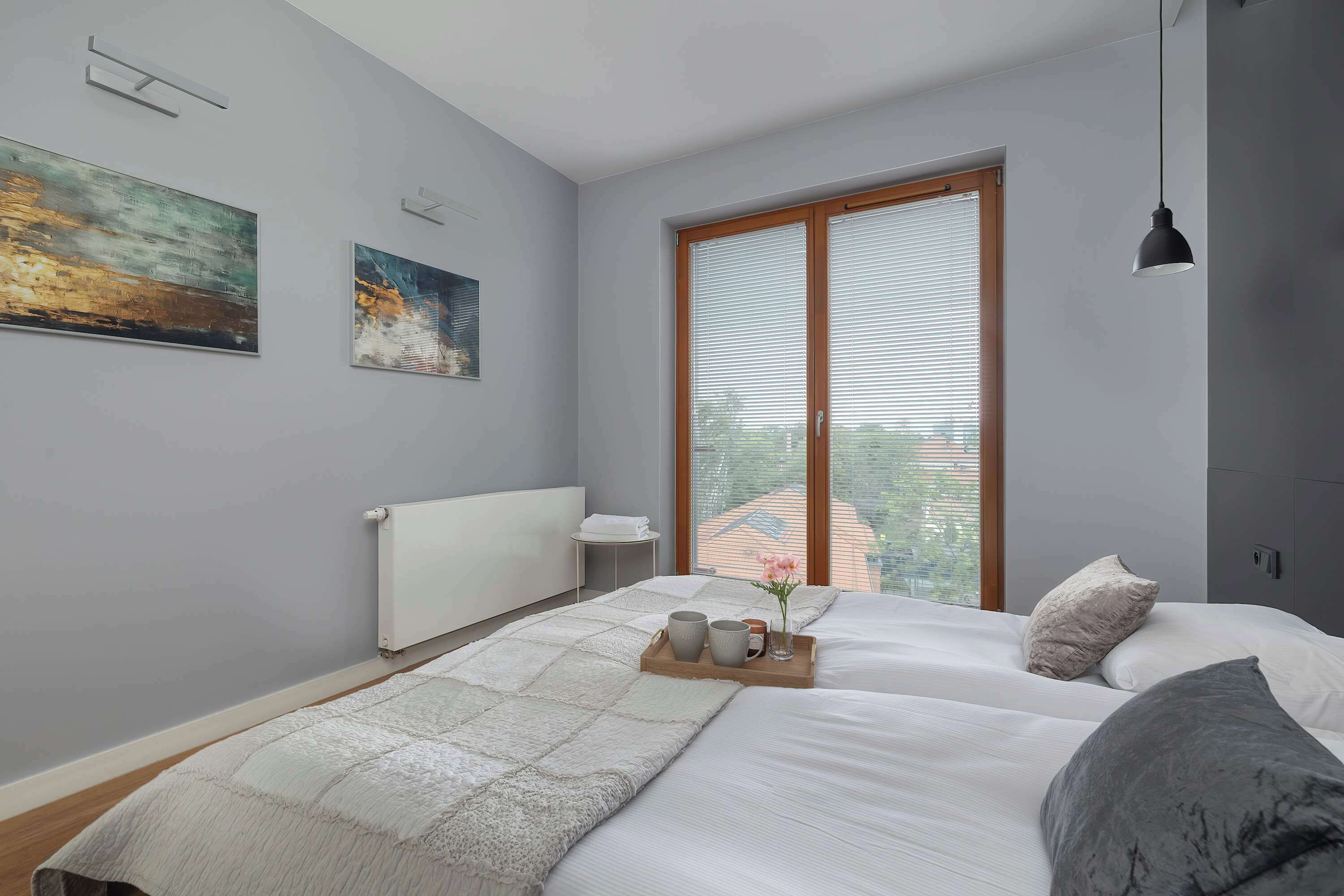 2 soverom, skrivebord, strykejern/-brett og reiseseng for barn