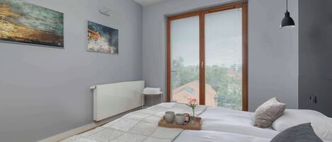 2 soverom, skrivebord, strykejern/-brett og reiseseng for barn