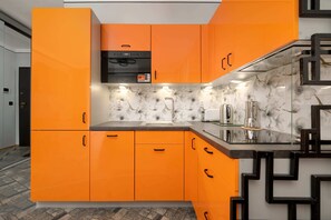Fridge, microwave, stovetop, dishwasher