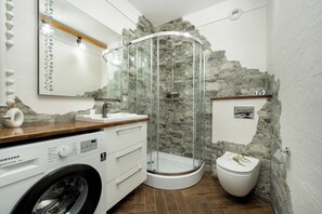Dusche, Haartrockner, Handtücher