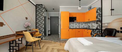 Tabla de planchar con plancha, cuna de viaje, wifi y ropa de cama