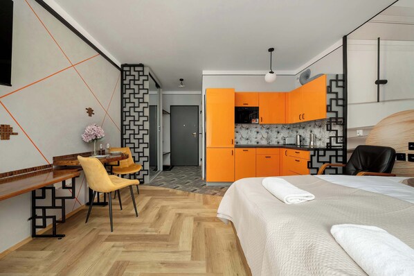 Iron/ironing board, travel crib, WiFi, bed sheets