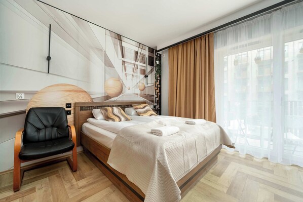 Iron/ironing board, travel crib, WiFi, bed sheets