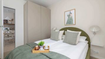 2 bedrooms, desk, iron/ironing board, WiFi