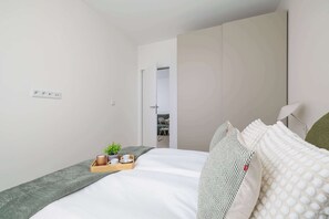 2 bedrooms, desk, iron/ironing board, WiFi