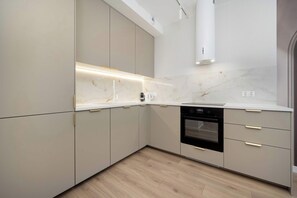 Een koelkast, een microgolfoven, een oven, een kookplaat