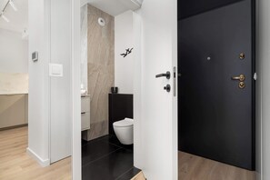 Dusche, Haartrockner, Handtücher, Shampoo