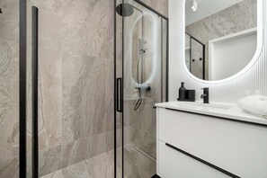 Een douche, een haardroger, handdoeken, shampoo