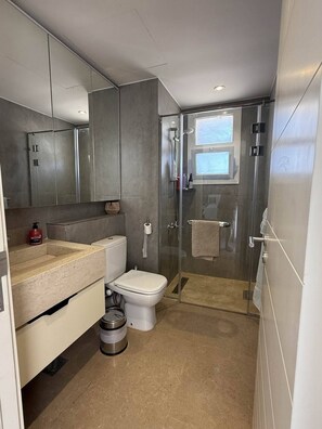 Dusche, Haartrockner, Handtücher, Seife