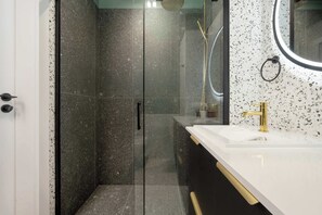 Shower, hair dryer, towels, shampoo