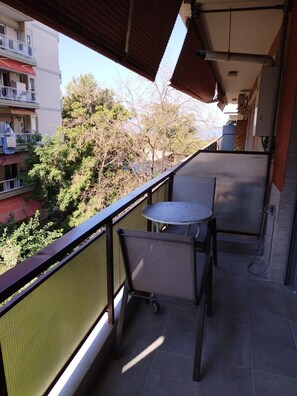 Apartamento, 3 habitaciones, fumadores, balcón | Restaurante al aire libre